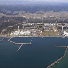 An der Küste von Kashiwazaki auf der japanischen Hauptinsel Honshū betreibt der Energiekonzern Tepco das weltweit größte Atomkraftwerk. Nach der Katastrophe in Fukushima 2011 wurde es stillgelegt