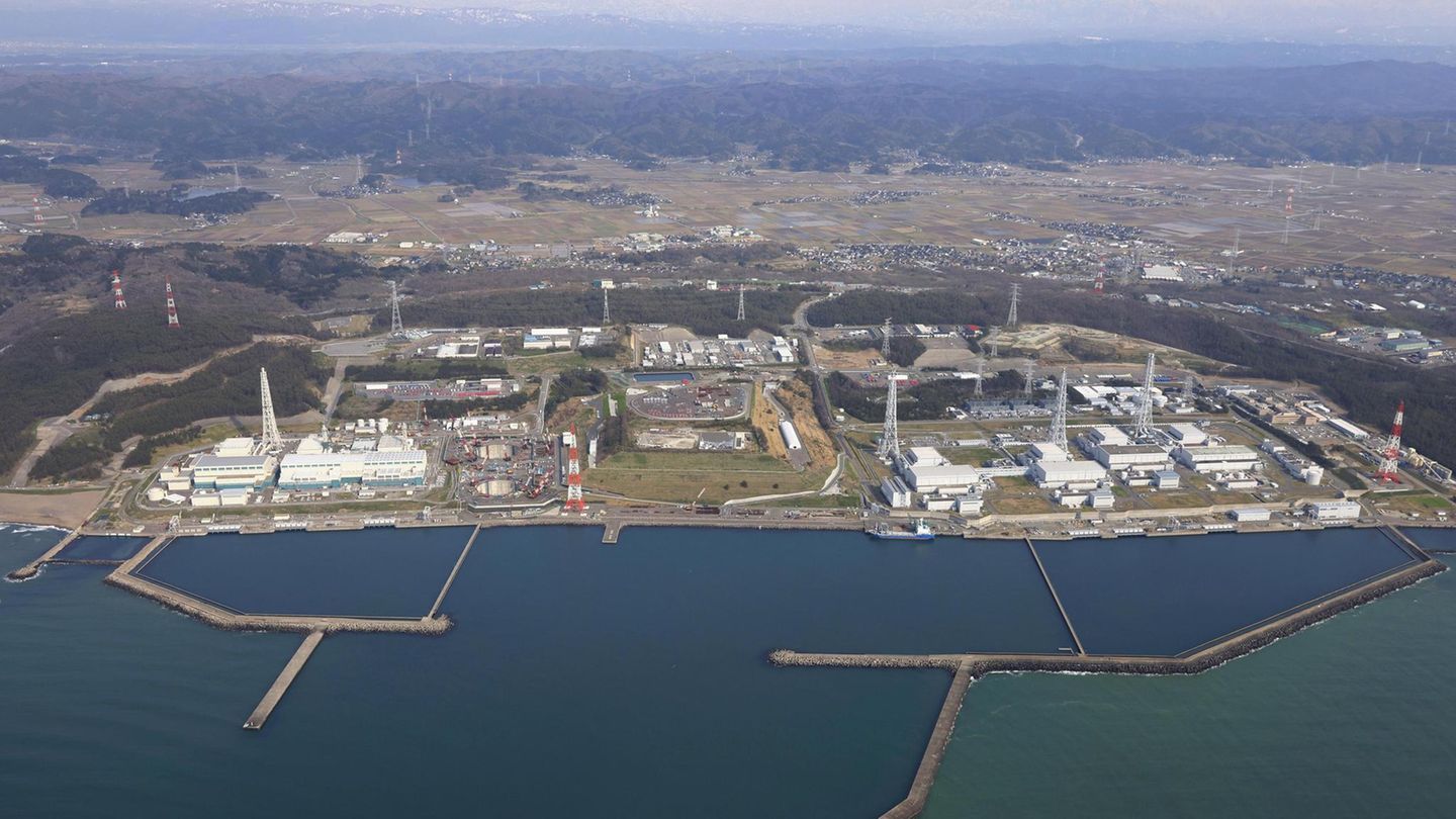 An der Küste von Kashiwazaki auf der japanischen Hauptinsel Honshū betreibt der Energiekonzern Tepco das weltweit größte Atomkraftwerk. Nach der Katastrophe in Fukushima 2011 wurde es stillgelegt