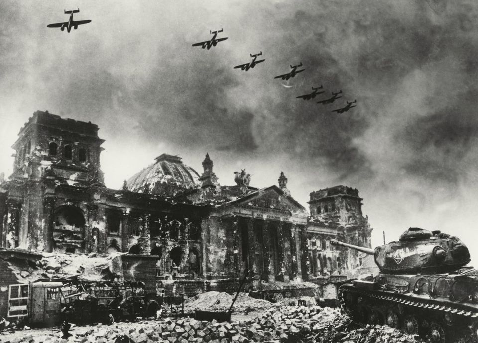 Sowjet-Bomber fliegen am 2. Mai 1945 über die Trümmer des Reichstags