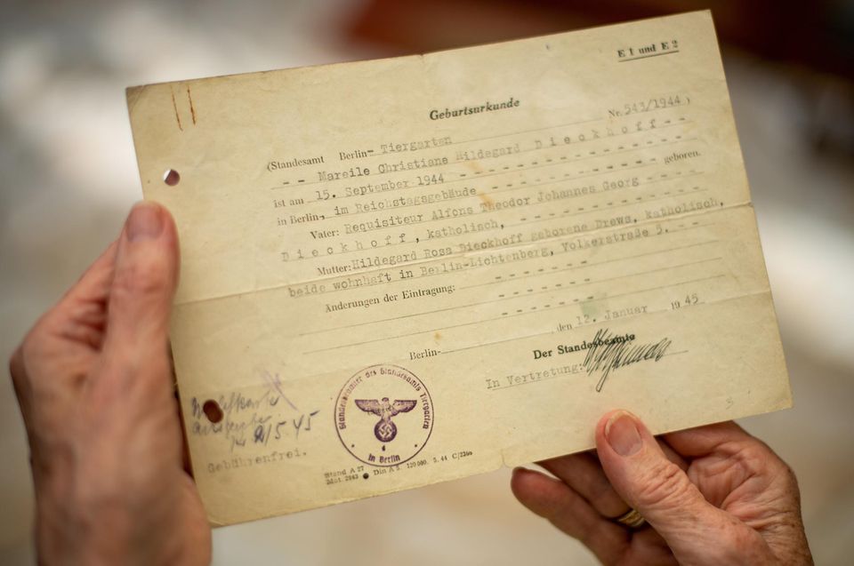 Mareile Van der Wyst hält ihre Geburtsurkunde in den Händen