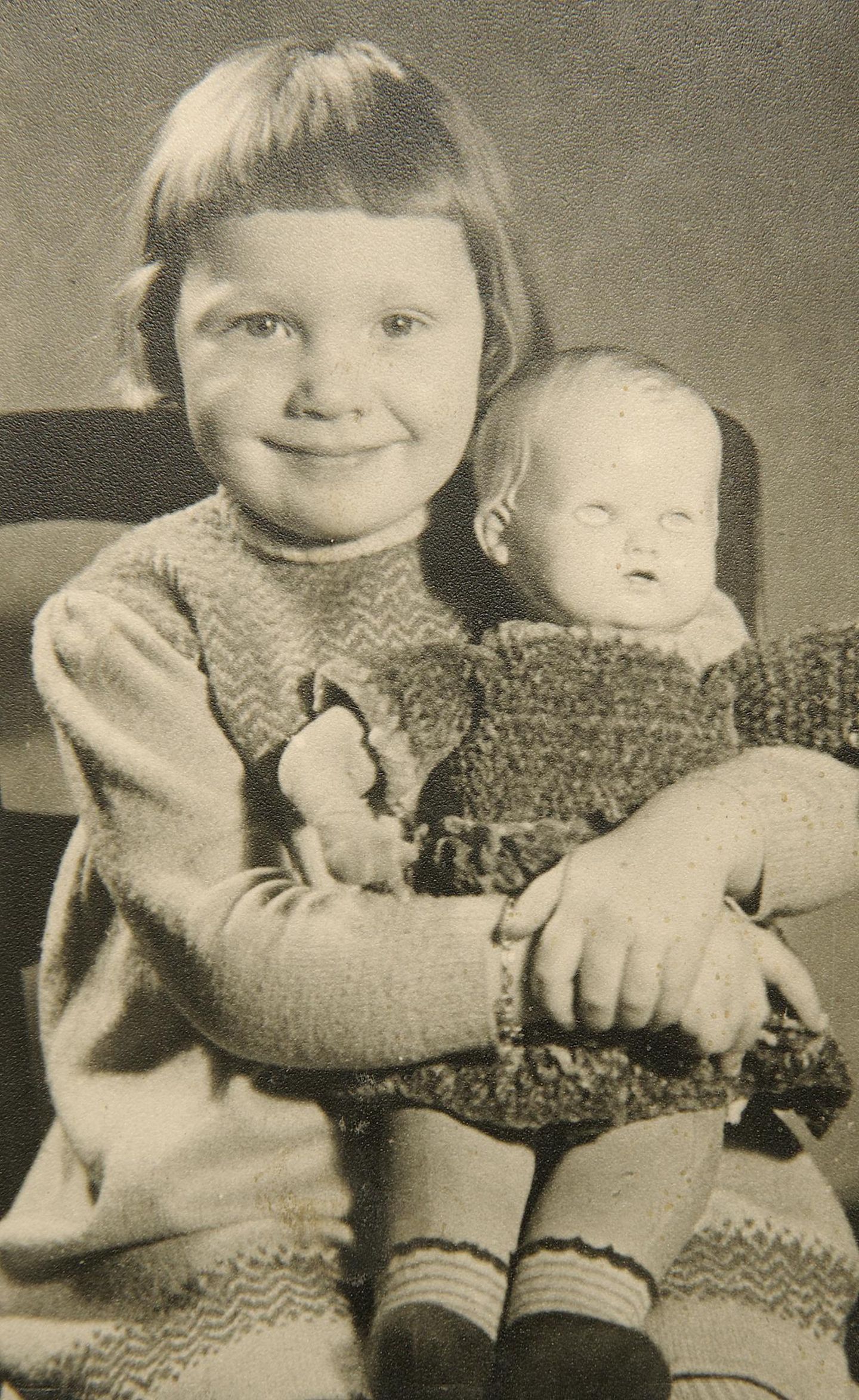 Mareile Dieckhoff als kleines Mädchen mit Puppe