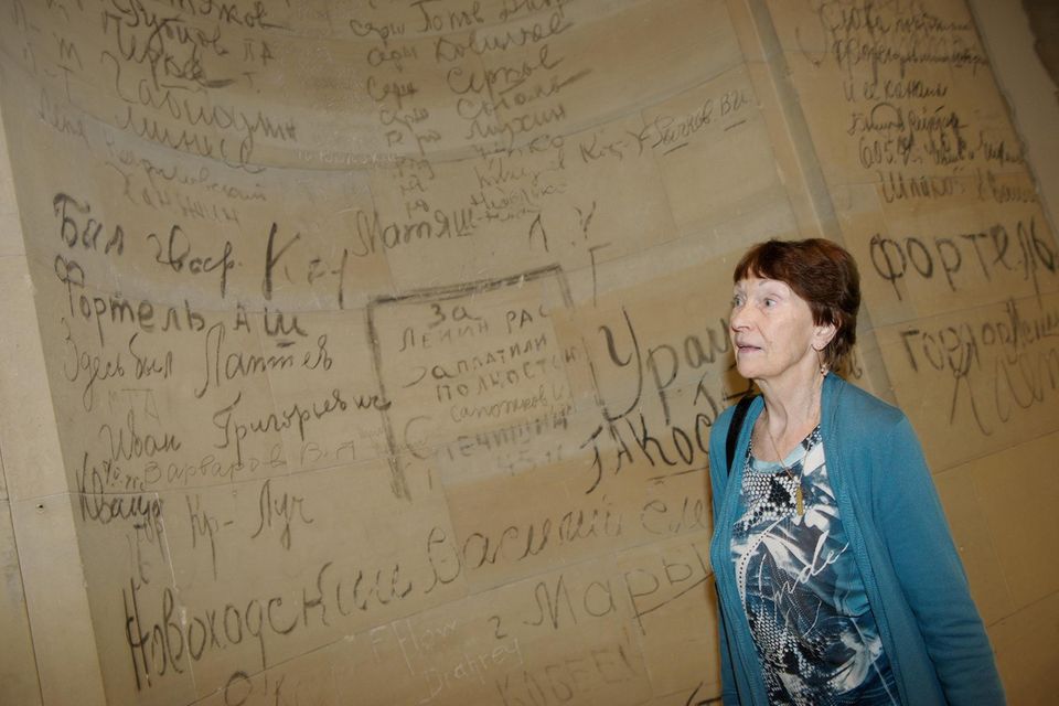 Mareile Van der Wyst während einer Führung durch die Katakomben diese Signaturen der Sowjets