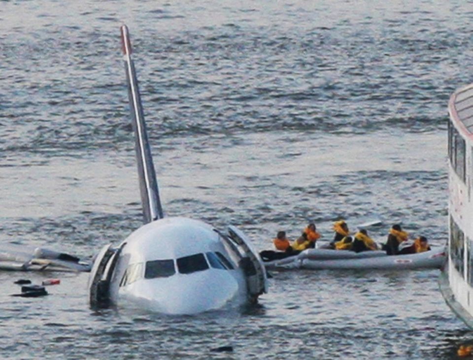 Evakuierung des verunglückten Flugzeugs im Hudson River