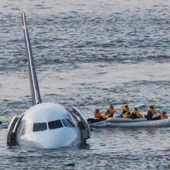 Evakuierung des verunglückten Flugzeugs im Hudson River