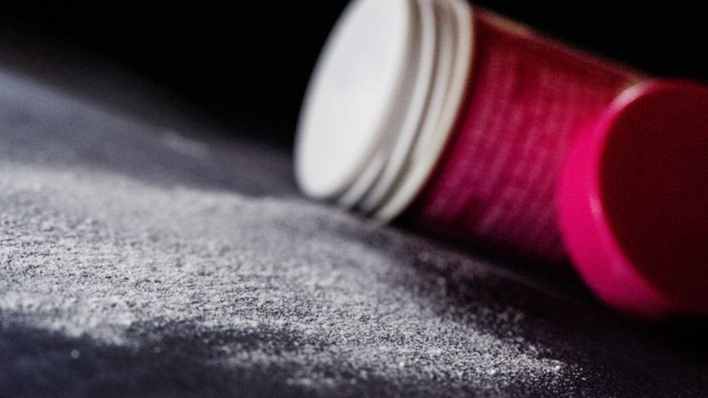 Wenn keine Zeit zum Haarewaschen bleibt: "Öko-Test" hat 26 Trockenshampoos untersucht. Foto: Franziska Gabbert/dpa-tmn