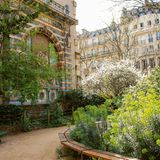 Mitten im Trubel des belebten Viertels Saint-Germain-des-Prés liegt ein grüner Rückzugsort: der Square Félix Desruelles. Direkt zwischen Kirche und Boulevard öffnet sich ein kleiner Garten und mit ihm ein Fenster in die Vergangenheit. Denn eine Gebäudefassade im Osten des Parks ziert ein monumentales Jugendstilportal. Das zwölf Meter hohe und zehn Meter breite Tor aus Keramik wurde einst für den Pavillon der französischen Manufakturen auf der Weltausstellung 1900 geschaffen. Heute erinnert es an die Glanzzeit der Sèvres-Keramikkunst und verleiht dem schmucken Park besonderen Reiz.