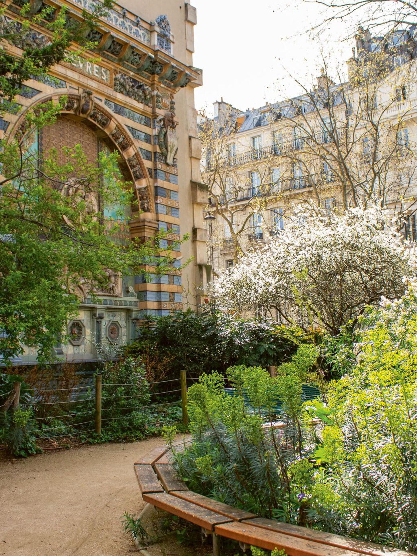 Mitten im Trubel des belebten Viertels Saint-Germain-des-Prés liegt ein grüner Rückzugsort: der Square Félix Desruelles. Direkt zwischen Kirche und Boulevard öffnet sich ein kleiner Garten und mit ihm ein Fenster in die Vergangenheit. Denn eine Gebäudefassade im Osten des Parks ziert ein monumentales Jugendstilportal. Das zwölf Meter hohe und zehn Meter breite Tor aus Keramik wurde einst für den Pavillon der französischen Manufakturen auf der Weltausstellung 1900 geschaffen. Heute erinnert es an die Glanzzeit der Sèvres-Keramikkunst und verleiht dem schmucken Park besonderen Reiz.
