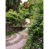 Im Modetempel und historischen Kaufhaus Le Bon Marché ist immer viel los, genau wie in den übrigen Läden der schicken Shoppingmeile im 7. Arrondissement. Doch ganz in der Nähe – am Ende der Rue Juliette-Récamier, nahe der Rue de Sèvres – führt ein schmaler Weg ins Grüne: in den Square Roger-Stéphane. Der 1933 angelegte Park wirkt größer, als seine 1438 Quadratmeter vermuten lassen. Terrassen, Beete, Rhododendren, Flieder und Magnolien rahmen eine majestätische Buche im Zentrum. Fast nebenan liegt übrigens das Luxusgeschäft Hermès. Auch wer hier nicht shoppen will, sollte einen Blick hineinwerfen. Denn die ungewöhnliche Architektur mit gefliesten Flächen und umlaufenden Innenbalkonen verrät noch heute, dass sich hier einst ein prunkvolles Art-déco-Schwimmbad befand.