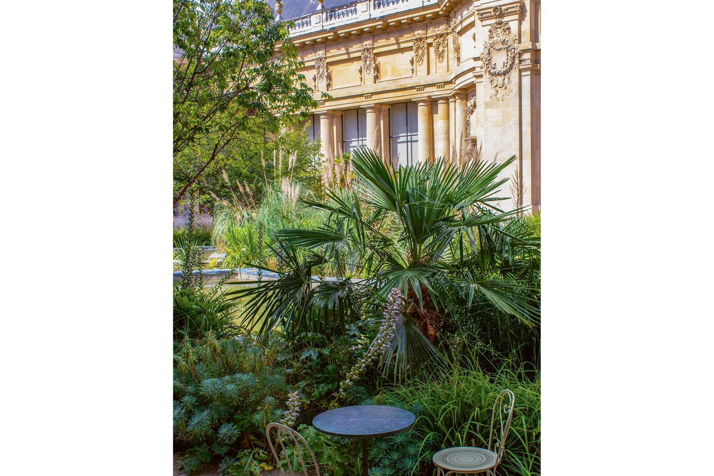 Hinter dem goldenen Tor des Petit Palais wartet mehr als große Kunst von Rembrandt, Monet und Pissarro. Wer den prunkvollen Eingang des Museums der Schönen Künste der Stadt Paris passiert, findet sich in einer friedlichen Oase wieder: Der üppig bepflanzte, halbkreisförmige Innenhof ist unbedingt einen Besuch wert. Palmen, Kirschbäume und hohe Gräser säumen ein gemauertes Wasserbecken, umgeben von einem Säulengang mit kunstvollem Mosaikboden. Für eine gemütliche Auszeit nahe den belebten Champs-Élysées stehen hier sogar Liegestühle bereit. Kaffee und Mittagessen gibt es im Café 1902 am Rand des Gartens. 