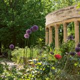 Er ist zwar kein Geheimtipp, aber in einer Aufzählung der schönsten Gärten der Stadt darf er einfach nicht fehlen: Mitten im eleganten 8. Arrondissement liegt der weitläufige, gepflegte Parc Monceau, ein perfekter Ort zum Flanieren und Verweilen. Berühmt ist er für seine verspielten, dekorativen Minibauwerke, die sich über die rund acht Hektar große Anlage verteilen. Zwischen alten Bäumen, duftenden Blumenbeeten und plätschernden Wasserläufen verstecken sich hier zahlreiche "Follies": zum Beispiel ägyptische Mini-Pyramiden, antike Tempel und Säulen, eine holländische Windmühle und eine verwunschene Grotte. 