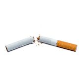 Rauchen ist der wichtigste vermeidbare Risikofaktor für Krebs. Zahlreiche Studien zeigen, dass Rauchen nicht nur Lungenkrebs, sondern auch viele andere Krebserkrankungen begünstigt. Außerdem erhöht es das Risiko für Herz‑Kreislauf‑Erkrankungen und weitere schwere Krankheiten. Jede nicht gerauchte Zigarette senkt das Krebsrisiko, und auch ein später Rauchstopp kann noch etwas bewirken. Eine Studie mit über 500 Teilnehmenden zeigte sogar: Selbst wer nach der Diagnose Lungenkrebs mit dem Rauchen aufhört, lebt im Schnitt länger.     So banal es klingt: Eine Alltagsgewohnheit, die Ihnen viele Lebensjahre schenken kann, ist schlicht, nicht zu rauchen.