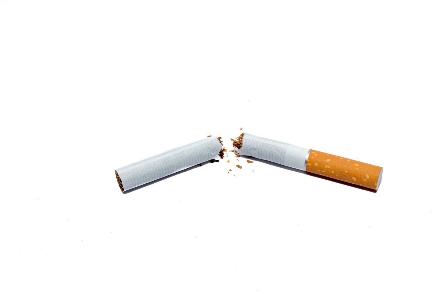 Rauchen ist der wichtigste vermeidbare Risikofaktor für Krebs. Zahlreiche Studien zeigen, dass Rauchen nicht nur Lungenkrebs, sondern auch viele andere Krebserkrankungen begünstigt. Außerdem erhöht es das Risiko für Herz‑Kreislauf‑Erkrankungen und weitere schwere Krankheiten. Jede nicht gerauchte Zigarette senkt das Krebsrisiko, und auch ein später Rauchstopp kann noch etwas bewirken. Eine Studie mit über 500 Teilnehmenden zeigte sogar: Selbst wer nach der Diagnose Lungenkrebs mit dem Rauchen aufhört, lebt im Schnitt länger.     So banal es klingt: Eine Alltagsgewohnheit, die Ihnen viele Lebensjahre schenken kann, ist schlicht, nicht zu rauchen.