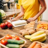 Ein hoher Anteil stark verarbeiteter Lebensmittel auf dem Speiseplan kann das Krebsrisiko deutlich erhöhen. So zeigt eine französische Langzeitstudie mit mehr als 100.000 Teilnehmenden: Mit jedem zusätzlichen Anteil von zehn Prozent solcher Produkte steigt das allgemeine Krebsrisiko um etwa zwölf Prozent, das Brustkrebsrisiko um rund elf Prozent. In einer großen US-Studie mit 200.000 Teilnehmenden erhöhte ein hoher Konsum stark verarbeiteter Nahrungsmittel bei Männern das Darmkrebsrisiko um etwa 29 Prozent.      Statt Essen zur Lebensphilosophie zu machen oder jede Zutatenliste zu prüfen, lohnt es sich daher, Tütensuppen, Fertig- und Tiefkühlgerichte, Saucen und Wurstwaren möglichst zu meiden und öfter frisch zu kochen. Was dabei helfen kann: Vorkochen. Ein guter Einstieg sind ein bis zwei feste Kochtermine pro Woche und einige Gerichte, die sich gut aufheben lassen – etwa Eintöpfe, Suppen oder Aufläufe.     Frisch Gekochtes kommt ohne viele Zusatzstoffe aus, hat meist weniger Kalorien und Salz, dafür mehr Ballaststoffe, Vitamine und Mineralstoffe. So isst man automatisch weniger, aber hochwertiger, bleibt länger satt und tut dem Körpergewicht ebenso gut wie der allgemeinen Gesundheit.