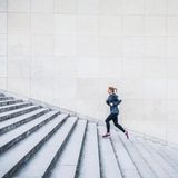 Würde es ihn als Pille geben, wäre er wohl gefragter als jedes andere Medikament: Sport tut fast jedem Bereich des Körpers gut – von Immunfunktion und Knochendichte über Durchblutung und Blutdruck bis hin zum Schlaf. Gleichzeitig senkt Bewegung die Konzentration von Stresshormonen und bestimmten Wachstumsfaktoren im Blut und kann so das Krebsrisiko verringern.     Eine Auswertung von mehr als 300 Studien zeigt: Bewegungsmangel erhöht das Krebsrisiko und begünstigt das Wachstum bereits bestehender Tumoren. Am deutlichsten ist der Zusammenhang mit Darmkrebs. Auch das Risiko für weitere Krebsarten kann bei dauerhaftem Bewegungsmangel um bis zu 30 Prozent steigen.     Dabei geht es nicht darum, täglich Spitzensport zu betreiben. Entscheidend sind feste Routinen und ein insgesamt gesundes Maß an Bewegung. Die WHO empfiehlt rund 150 bis 300 Minuten moderate oder 75 bis 150 Minuten intensive Bewegung pro Woche. Als alltagstaugliches Ziel gelten 30 bis 60 Minuten Bewegung an mindestens fünf Tagen in der Woche, um das Krebsrisiko zu senken.     Um neue Routinen zu festigen, helfen feste Verabredungen zum Spazierengehen oder zu gemeinsamen Sportkursen. Genauso wirkungsvoll können kleine Vorbereitungen sein, wie das abendliche Bereitlegen der Sportkleidung für den nächsten Morgen.