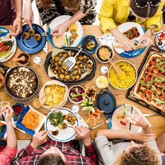 Wer zu jeder Mahlzeit Gemüse und Obst einplant, nähert sich automatisch den Empfehlungen zur Krebsprävention durch eine gesunde Ernährung. Ergänzen Sie Ihre Gerichte dazu öfter mit pflanzlichen Eiweißquellen wie Linsen, Kichererbsen oder Tofu statt mit Fleisch, tut das dem Körper ebenfalls gut.     Denn vor allem verarbeitete Fleischwaren wie Würstchen, Speck und Schinken enthalten viele krebserregende chemische Verbindungen. Im Klassifizierungssystem der Internationalen Agentur für Krebsforschung (IARC) gehören sie deshalb zur höchsten Kategorie der Karzinogene – gemeinsam mit Alkohol und Tabak. Auch ein hoher Verzehr von rotem Fleisch gilt als wahrscheinlich krebserregend. Die Deutsche Gesellschaft für Ernährung empfiehlt daher, nicht mehr als 300 Gramm Fleisch pro Woche zu essen.