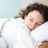 Ein "Bildschirm-Aus"-Ritual vor dem Schlafengehen kann die Schlafqualität und oft auch die Schlafdauer verbessern. Beides ist ein wichtiger Baustein für ein längeres, gesünderes Leben. Machen Sie sich beispielsweise zur Gewohnheit, das Smartphone und andere Bildschirme schon eine Stunde vor dem Schlafengehen abzuschalten oder außer Reichweite zu legen.     Studien deuten darauf hin, dass Schlafstörungen besonders das Risiko für Brust- , Prostata-  und Darmkrebs erhöhen. Eine mögliche Erklärung: Nächtliches Licht kann die Produktion von Melatonin dämpfen – eines Hormons, das nicht nur müde macht, sondern auch an der Reparatur von DNA beteiligt ist und das Wachstum von Tumorzellen bremsen kann. Außerdem senkt Melatonin die Menge an Sexualhormonen im Blut. Zu wenig Schlaf lässt den Melatoninspiegel sinken, fördert die Ausschüttung dieser Hormone und kann so das Risiko für Brust‑ und Prostatakrebs erhöhen.