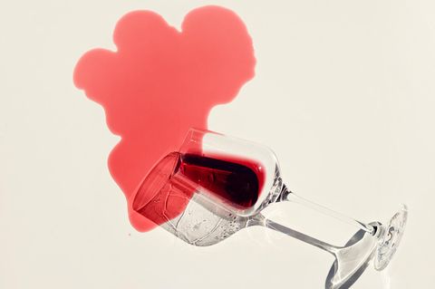 Das Feierabendbier, der Sekt zum Brunch, das Glas Rotwein zur Entspannung – Alkohol ist fest in unseren Gewohnheiten verankert. Noch immer hält sich der Irrglaube, vor allem Rotwein sei in Maßen gesund. Doch jede Menge Alkohol, egal in welcher Form, erhöht das Risiko, an Krebs zu erkranken.      Die Internationale Agentur für Krebsforschung (IARC) stuft Alkohol als Gruppe-1-Karzinogen ein, also als Stoff, der nachweislich krebserregend ist. Bekannt sind Zusammenhänge mit Krebs in Mundhöhle, Rachen, Kehlkopf, Speiseröhre und Leber. Studien zeigen: Schon geringer Konsum kann Folgen haben – etwa ein alkoholisches Getränk pro Tag, das bei Frauen das Brustkrebsrisiko im Vergleich zu weniger als einem Getränk pro Woche erhöht. Bei starkem oder exzessivem Trinken steigt das Risiko weiter.     Für den Alltag heißt das: Je weniger Alkohol, desto besser – am gesündesten ist laut WHO völliger Verzicht. Dabei hilft es, Routinen bewusst zu ändern. Machen Sie alkoholfreie Alternativen zur Gewohnheit statt zur Ausnahme, etwa beim Feierabendbier. Auch für Sekt zum Brunch oder Wein zum Abendessen gibt es passende alkoholfreie Varianten, die dennoch gut schmecken und im schicken Glas überzeugen. 