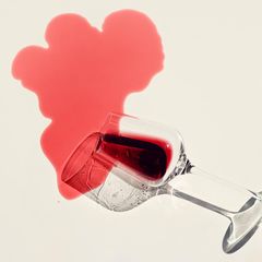 Das Feierabendbier, der Sekt zum Brunch, das Glas Rotwein zur Entspannung – Alkohol ist fest in unseren Gewohnheiten verankert. Noch immer hält sich der Irrglaube, vor allem Rotwein sei in Maßen gesund. Doch jede Menge Alkohol, egal in welcher Form, erhöht das Risiko, an Krebs zu erkranken.      Die Internationale Agentur für Krebsforschung (IARC) stuft Alkohol als Gruppe-1-Karzinogen ein, also als Stoff, der nachweislich krebserregend ist. Bekannt sind Zusammenhänge mit Krebs in Mundhöhle, Rachen, Kehlkopf, Speiseröhre und Leber. Studien zeigen: Schon geringer Konsum kann Folgen haben – etwa ein alkoholisches Getränk pro Tag, das bei Frauen das Brustkrebsrisiko im Vergleich zu weniger als einem Getränk pro Woche erhöht. Bei starkem oder exzessivem Trinken steigt das Risiko weiter.     Für den Alltag heißt das: Je weniger Alkohol, desto besser – am gesündesten ist laut WHO völliger Verzicht. Dabei hilft es, Routinen bewusst zu ändern. Machen Sie alkoholfreie Alternativen zur Gewohnheit statt zur Ausnahme, etwa beim Feierabendbier. Auch für Sekt zum Brunch oder Wein zum Abendessen gibt es passende alkoholfreie Varianten, die dennoch gut schmecken und im schicken Glas überzeugen. 