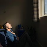 Nehmen Sie sich jeden Tag bewusst Zeit für Entspannung. Was nach einer Floskel klingt, könnte das Leben verlängern. Denn schon kleine Achtsamkeitsroutinen wie Atemübungen, Meditation, Spaziergänge oder Journaling können chronischen Stress senken – und damit möglicherweise auch das Krebsrisiko.      Beispielsweise zeigte eine Langzeitstudie mit 163.363 Männern und Frauen, die über rund neuneinhalb Jahre begleitet wurden: Menschen mit starkem Stress hatten durchschnittlich ein um 32 Prozent höheres Risiko, an Krebs zu sterben, als wenig gestresste. Insgesamt 16.267 der Befragten waren im Untersuchungszeitraum verstorben, 4.353 davon an einer Krebserkrankung. Besonders bei Darm- und Prostatakrebs fiel auf: Je höher der Stress, desto höher das Sterberisiko.     Ein möglicher Grund: Gestresste Menschen bemerken Erkrankungen oft später und lassen sie später behandeln. Hinzu kommt, dass Stress häufig mit ungesundem Verhalten einhergeht – etwa Rauchen, Alkoholkonsum, ungesunder Ernährung oder Schlafstörungen. Es lohnt sich also in jedem Fall, der eigenen Gesundheit zuliebe Wege zu finden, besser mit Stress umzugehen.     Eine tägliche Entspannungspraxis kann helfen, Stress abzubauen und Achtsamkeit zur Gewohnheit zu machen. Achtsame Entspannungsmethoden stärken die Widerstandskraft gegen Stress und fördern die Gesundheit.