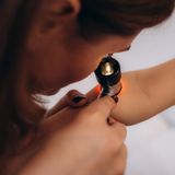 Vorsorge und Früherkennung sollen Krebs entdecken, bevor er entsteht oder Beschwerden macht. In Deutschland können Frauen und Männer sich im Laufe ihres Lebens auf verschiedene Krebsarten untersuchen lassen, etwa auf Brust‑, Darm‑, Gebärmutterhals‑, Haut‑ und Prostatakrebs.     Die gesetzlichen Krankenkassen übernehmen für viele dieser Untersuchungen die Kosten, die Teilnahme ist jedoch freiwillig. Einen Überblick über die erstatteten Programme bietet zum Beispiel das Bundesgesundheitsministerium. Für die Früherkennung von Darm- und Gebärmutterhalskrebs ist der Nutzen laut dem Deutschen Krebsforschungszentrum (DKFZ) beispielsweise gut belegt.      Auch wenn sich viele eher ungern mit dem Thema beschäftigen, ist es sinnvoll, sich einen Überblick über empfohlene Untersuchungen zu verschaffen – inklusive der Frage, ab welchem Alter welche Leistungen übernommen werden. Bei der Entscheidung, welche Untersuchungen ratsam sind, unterstützen Haus‑ und Fachärzt*innen.     Wichtig ist der kleine, aber feine Unterschied: Von Früherkennung spricht man, wenn bereits vorhandener Krebs möglichst bald entdeckt wird, weil frühe Stadien meist erfolgreicher und schonender behandelbar sind als späte. Als Vorsorge gilt, wenn Untersuchungen dazu dienen, Vorstufen wie Gewebeveränderungen aufzuspüren – etwa Darmpolypen, die sich bei einer Darmspiegelung entfernen lassen.