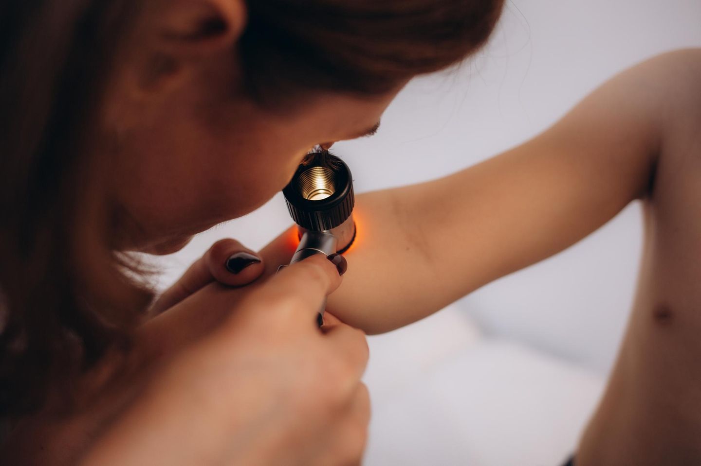 Vorsorge und Früherkennung sollen Krebs entdecken, bevor er entsteht oder Beschwerden macht. In Deutschland können Frauen und Männer sich im Laufe ihres Lebens auf verschiedene Krebsarten untersuchen lassen, etwa auf Brust‑, Darm‑, Gebärmutterhals‑, Haut‑ und Prostatakrebs.     Die gesetzlichen Krankenkassen übernehmen für viele dieser Untersuchungen die Kosten, die Teilnahme ist jedoch freiwillig. Einen Überblick über die erstatteten Programme bietet zum Beispiel das Bundesgesundheitsministerium. Für die Früherkennung von Darm- und Gebärmutterhalskrebs ist der Nutzen laut dem Deutschen Krebsforschungszentrum (DKFZ) beispielsweise gut belegt.      Auch wenn sich viele eher ungern mit dem Thema beschäftigen, ist es sinnvoll, sich einen Überblick über empfohlene Untersuchungen zu verschaffen – inklusive der Frage, ab welchem Alter welche Leistungen übernommen werden. Bei der Entscheidung, welche Untersuchungen ratsam sind, unterstützen Haus‑ und Fachärzt*innen.     Wichtig ist der kleine, aber feine Unterschied: Von Früherkennung spricht man, wenn bereits vorhandener Krebs möglichst bald entdeckt wird, weil frühe Stadien meist erfolgreicher und schonender behandelbar sind als späte. Als Vorsorge gilt, wenn Untersuchungen dazu dienen, Vorstufen wie Gewebeveränderungen aufzuspüren – etwa Darmpolypen, die sich bei einer Darmspiegelung entfernen lassen.