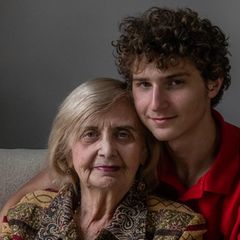 Auschwitz-Überlebende Tova Friedman und ihr Enkel Aron Goodman