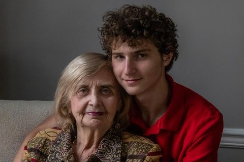 Auschwitz-Überlebende Tova Friedman und ihr Enkel Aron Goodman