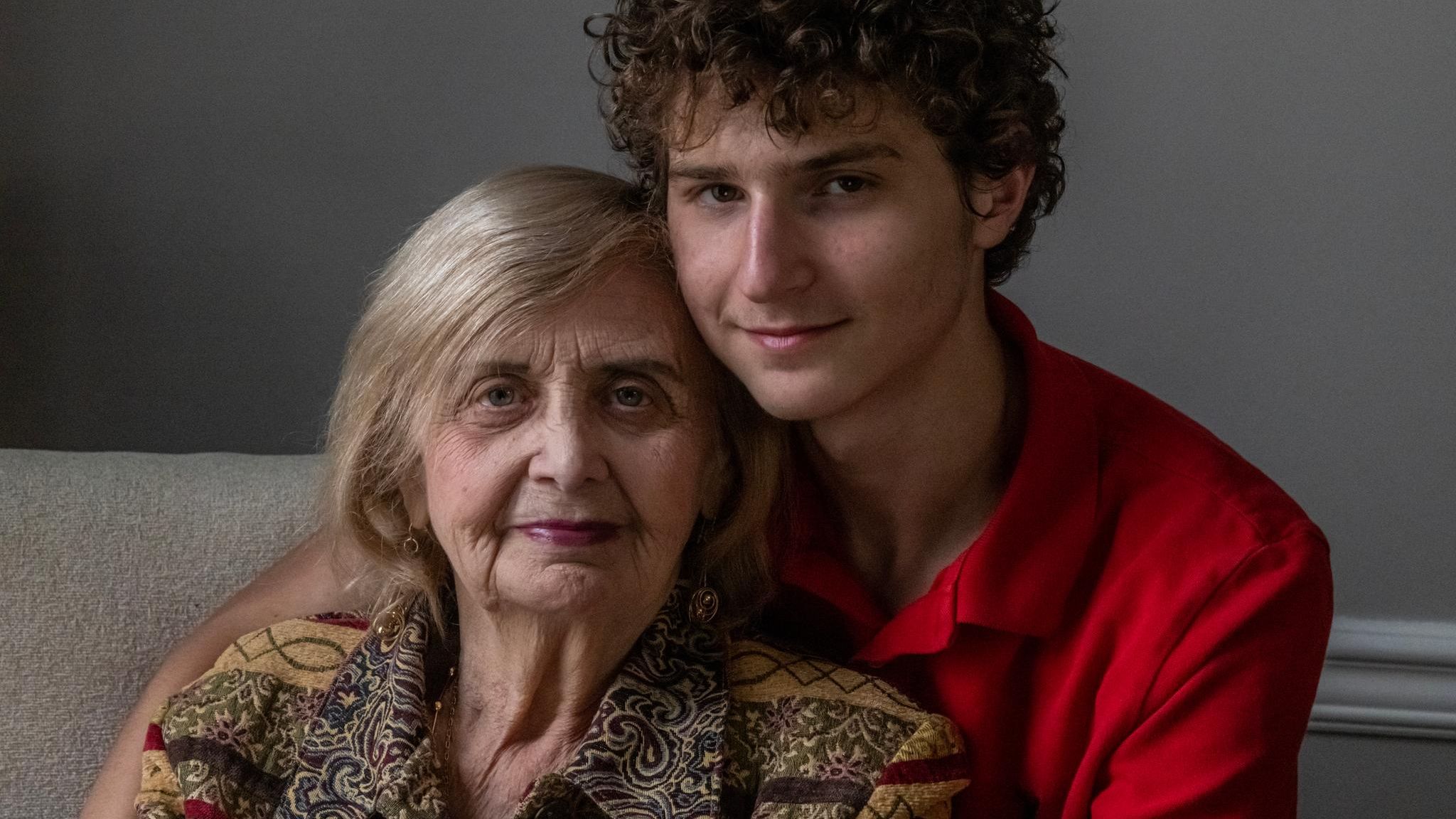 Auschwitz-Überlebende Tova Friedman und ihr Enkel Aron Goodman