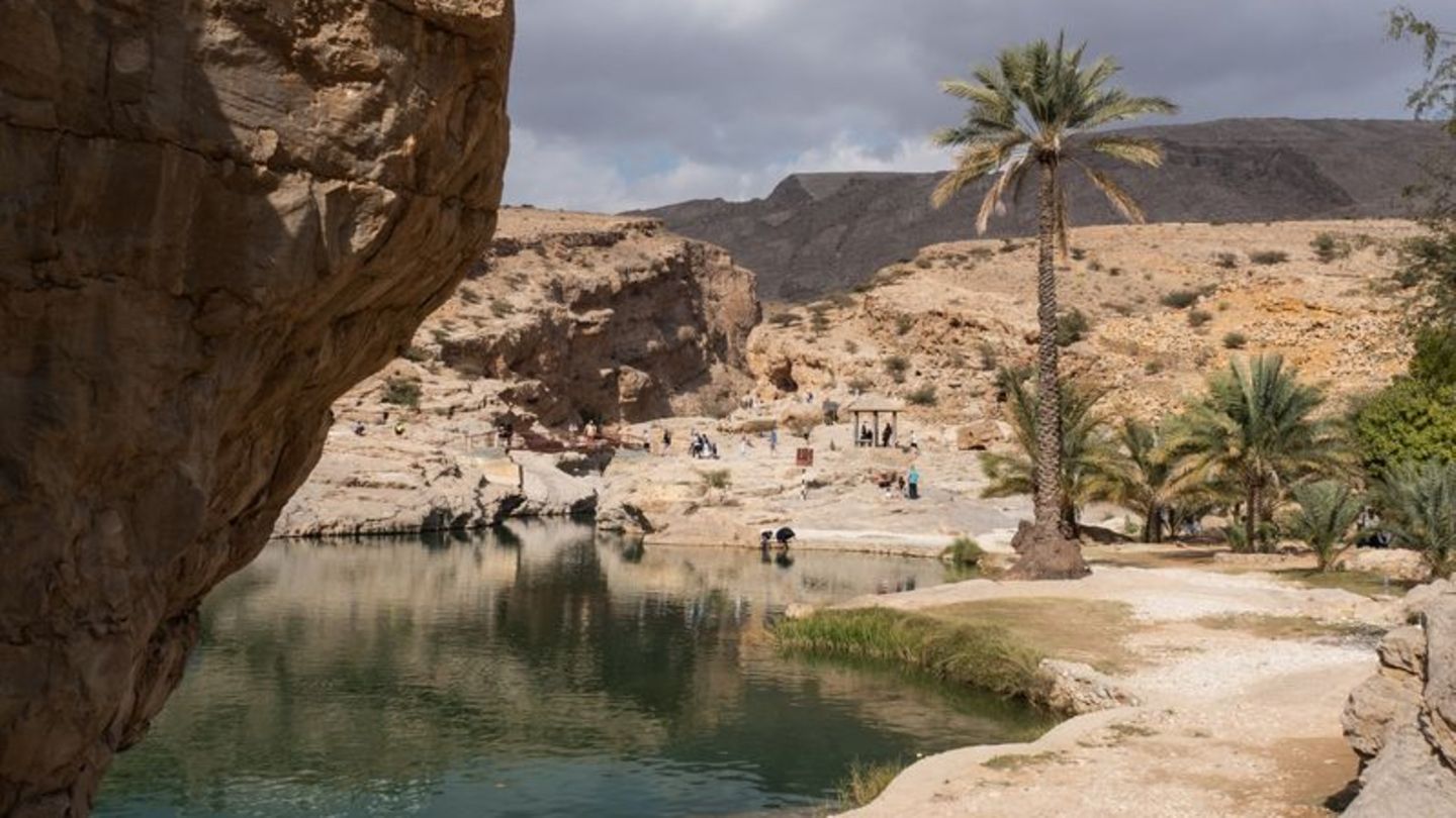 Arabische-Halbinsel-Baden-in-verborgenen-Naturpools-Wadi-Hopping-im-Oman