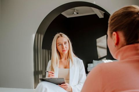Psychiatrische Kliniken helfen Menschen als Schutzraum in akuten psychischen Krisen. Foto: Maria Diachenko/Westend61/dpa-tmn