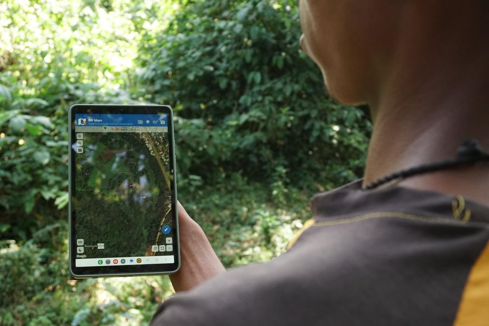 Tablet mit Satelitenbildern