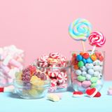 Zucker tut uns nicht gut – das wissen wir, blenden es aber oft aus, sobald der Heißhunger auf Süßes kommt. Neue Routinen können helfen, vor allem überflüssigen Industriezucker zu vermeiden: Ersetzen Sie Softdrinks durch Wasser oder ungesüßten Tee und halten Sie Alternativen für den Süßhunger bereit, etwa frisches Obst, eine kleine Handvoll Nüsse, Naturjoghurt mit Beeren oder ein Stück dunkle Schokolade mit hohem Kakaoanteil. Vielen Menschen fällt es leichter, solche kleinen Schritte zu gehen, statt sich von heute auf morgen "perfekt" gesund zu ernähren.     Wer seine Gewohnheiten anpasst, schlägt gleich mehrere Fliegen mit einer Klappe. Eine zuckerarme Ernährung verringert Entzündungsprozesse im Körper und chronische Entzündungen gelten laut Studien als möglicher Risikofaktor für bestimmte Krebsarten. Dauerhaft hohe Blutzuckerwerte belasten dazu den Stoffwechsel, begünstigen eine Insulinresistenz und fördern durch starke Blutzuckerschwankungen Heißhunger.     Zucker selbst gilt nicht als direkt krebserregend, doch eine zuckerreiche Ernährung begünstigt Übergewicht und Typ‑2‑Diabetes – beides erhöht das Risiko für verschiedene Krebsarten. Ein dauerhaft erhöhter Blutzuckerspiegel kann zudem das Wachstum bereits vorhandener Krebszellen erleichtern.