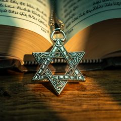 Davidstern auf jüdischer Bibel