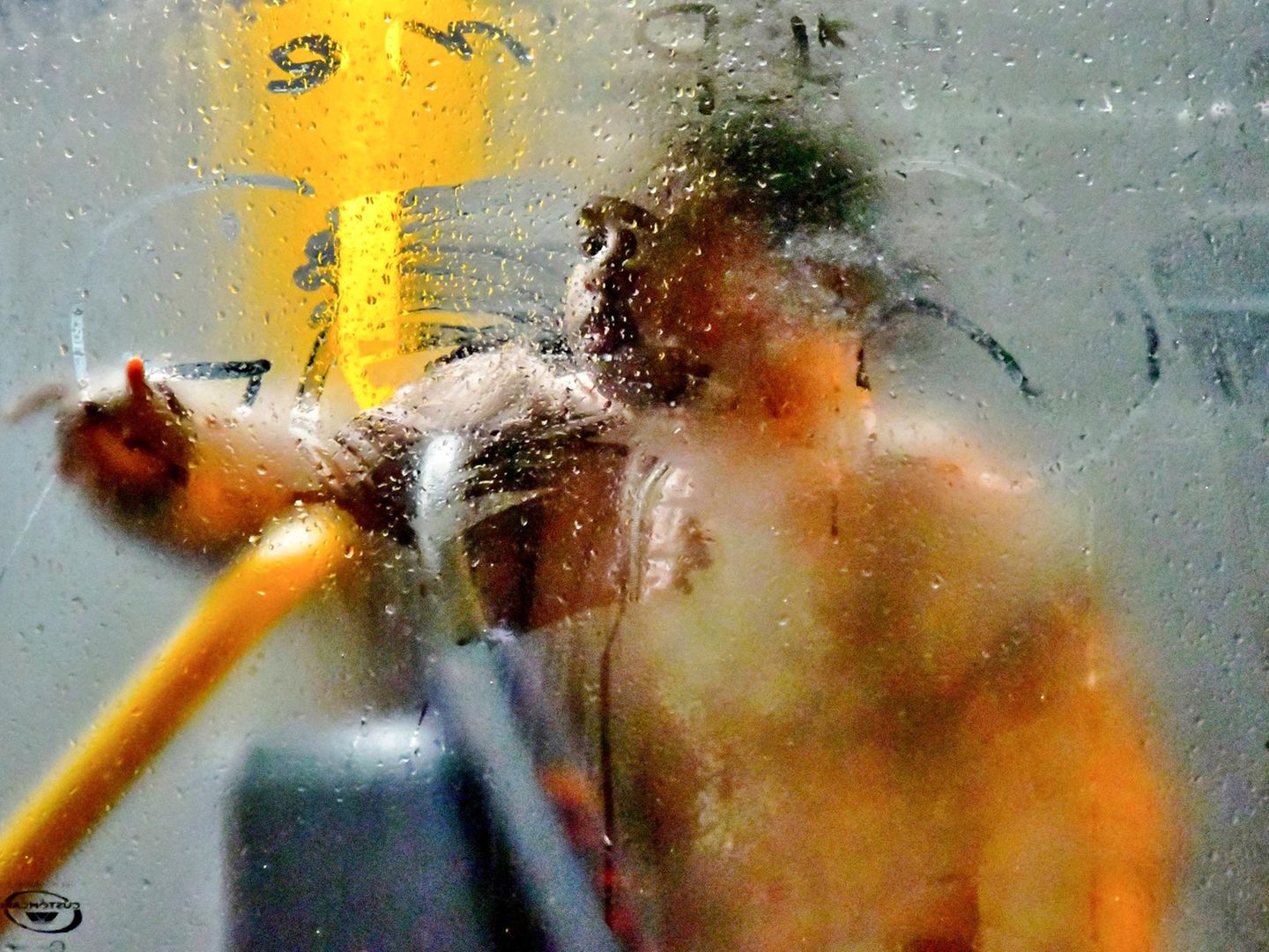 Junge mit orangener Jacke im Bus