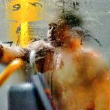 Junge mit orangener Jacke im Bus