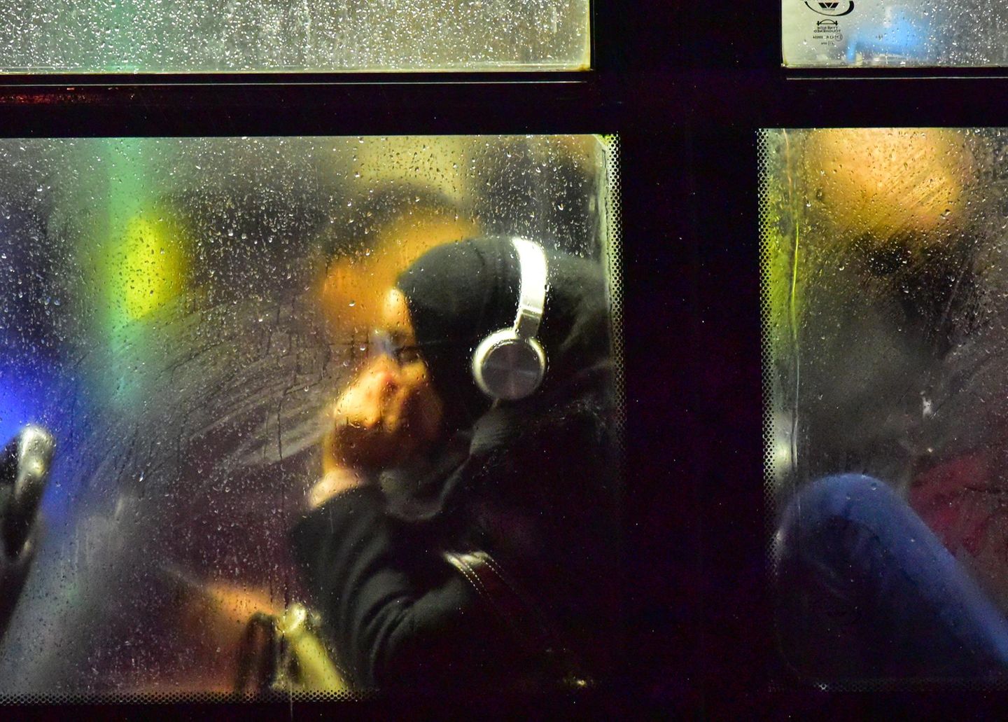 Frau mit Kopfhörern im Bus