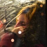 Frau schlafend im Bus