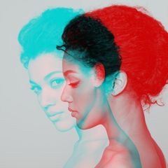 Doppelportrait einer Frau -einmal ernst einmal lächelnd