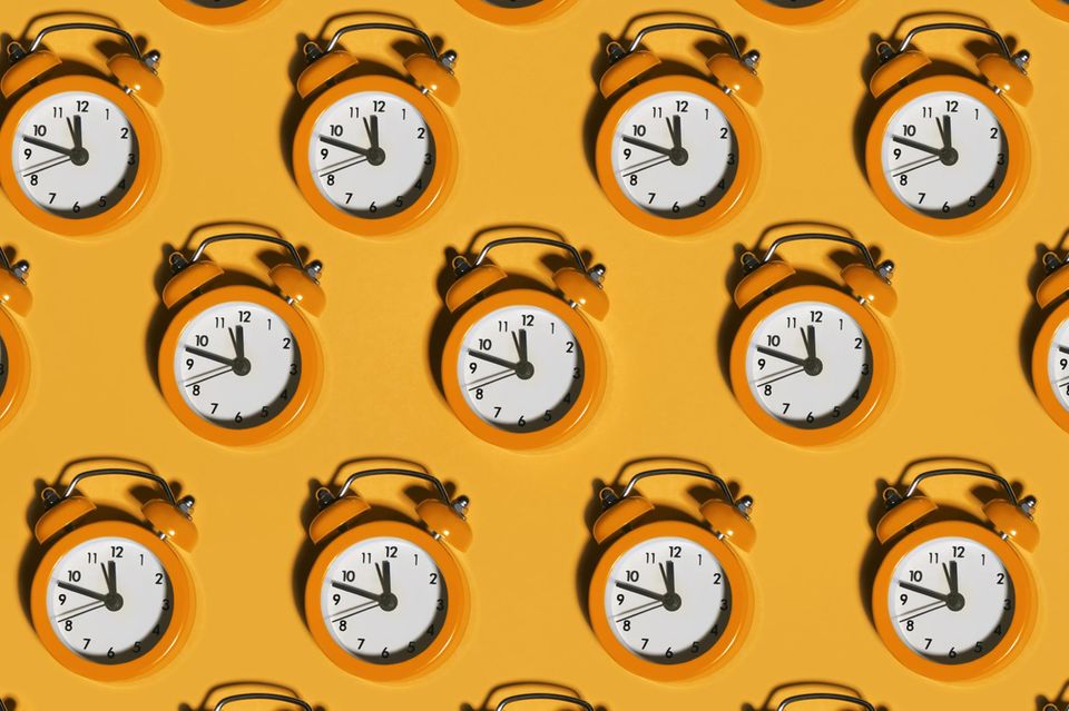 Mehrere Wecker auf gelbem Hintergrund