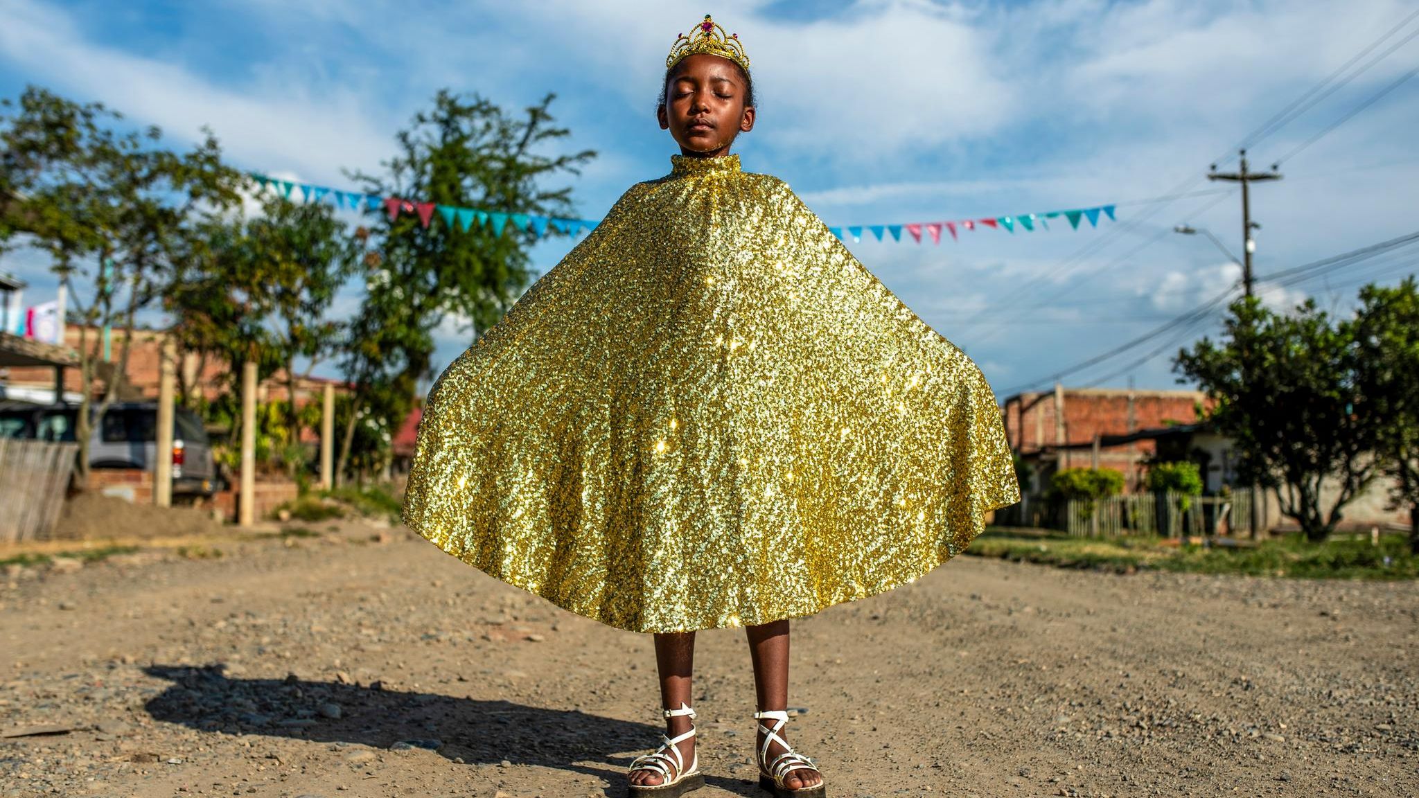 Mädchen in goldenem Kleid mit Krone
