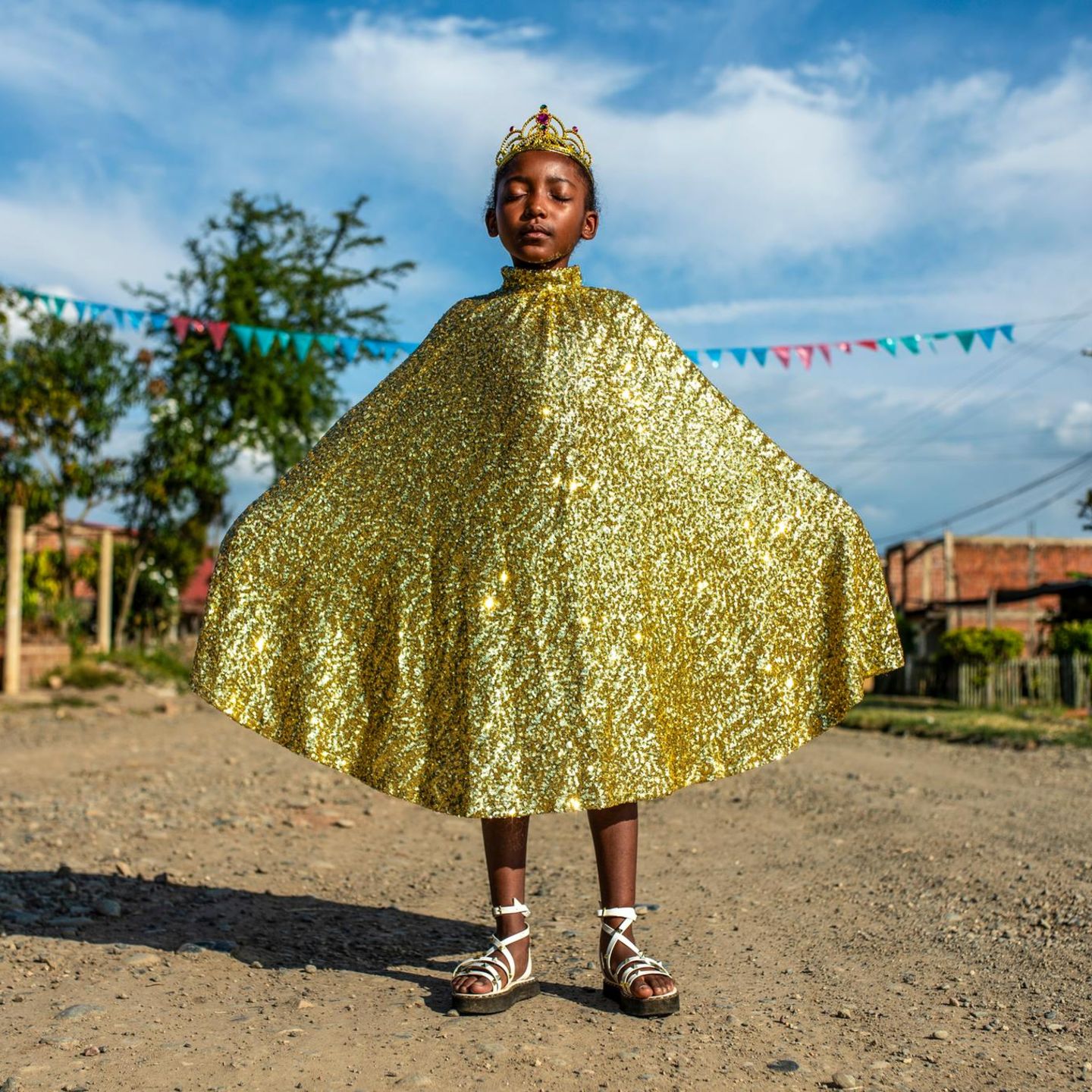 Mädchen in goldenem Kleid mit Krone