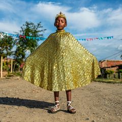 Mädchen in goldenem Kleid mit Krone