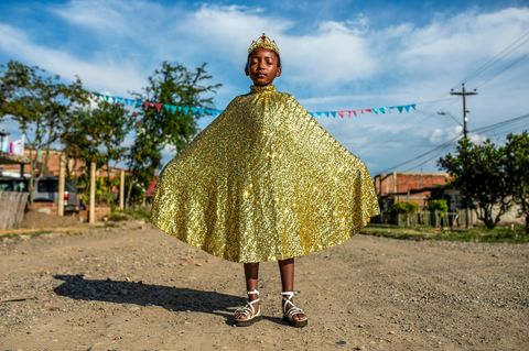 Mädchen in goldenem Kleid mit Krone