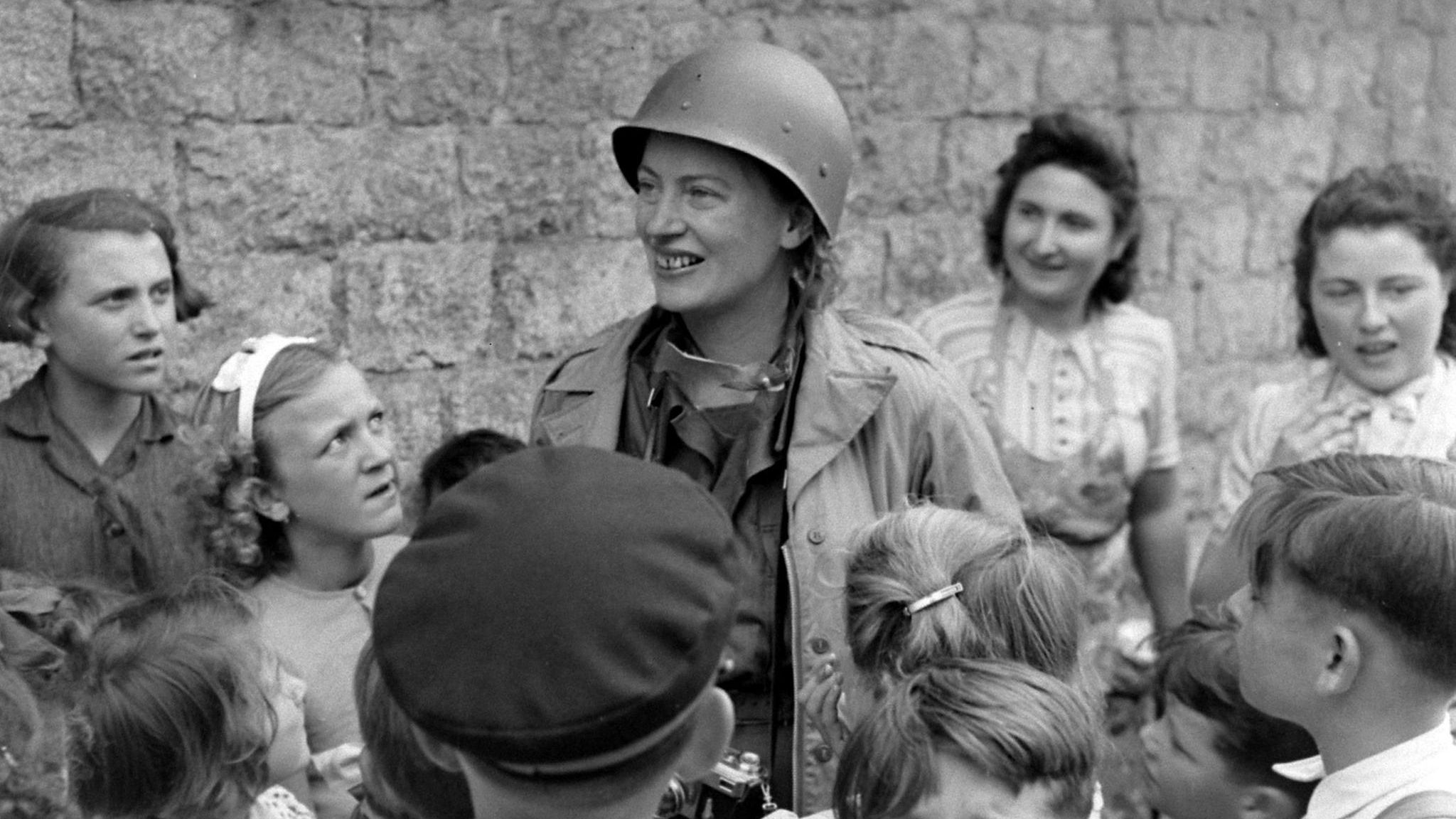Lee Miller in Frankreich 1944 mit Kindern