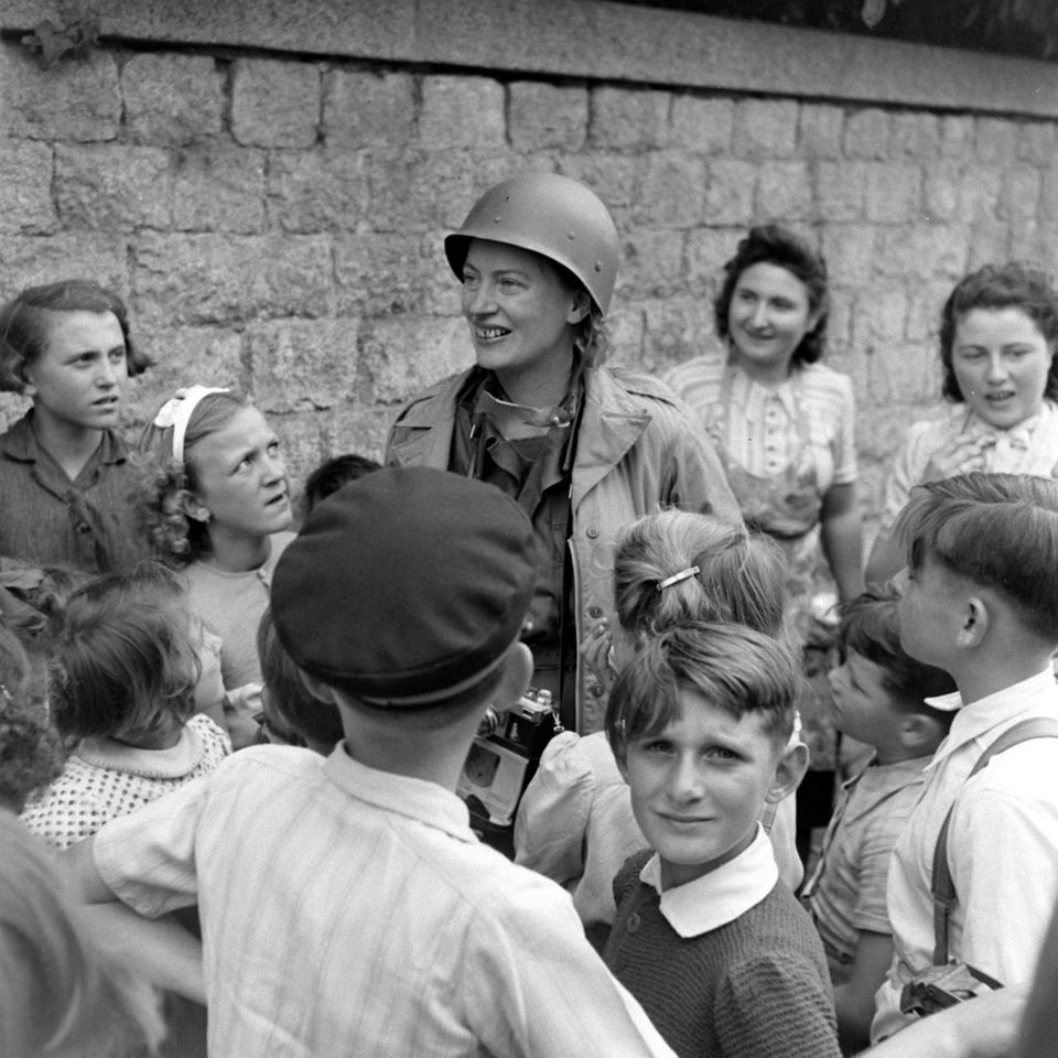 Lee Miller in Frankreich 1944 mit Kindern
