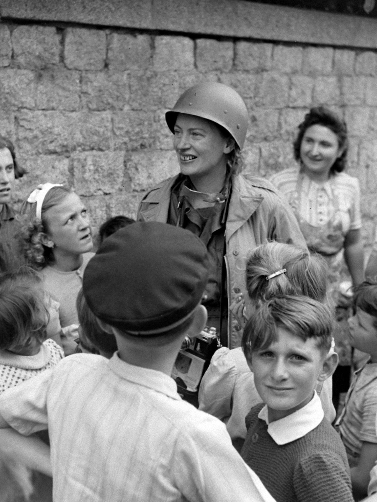 Lee Miller in Frankreich 1944 mit Kindern