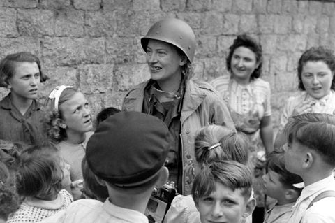Lee Miller in Frankreich 1944 mit Kindern