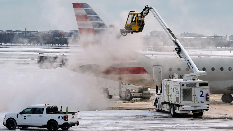 Ein Flugzeug wird in Arlington, USA auf dem Ronald Reagon Washington National Airport enteist