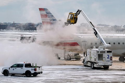 Ein Flugzeug wird in Arlington, USA auf dem Ronald Reagon Washington National Airport enteist