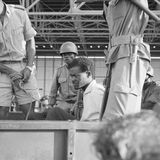 Mit Billigung von US-Präsident Dwight D. Eisenhower plant die CIA, Patrice Lumumba zu ermorden, den Premierminister des gerade erst in die Unabhängigkeit entlassenen Kongo, der sich den politischen und ökonomischen Interessen westlicher Mächte nicht unterordnen will. Offiziere der ehemaligen Kolonialmacht Belgien kommen den Amerikanern jedoch zuvor und lassen Lumumba (hier nach seiner Festnahme) erschießen. Den Befehl zum Mord gibt Joseph Mobutu Sese Seko, der Armeechef und spätere Präsident, der auch auf der Gehaltsliste der CIA steht   